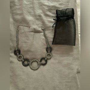 Costume jewelry: women’s necklace